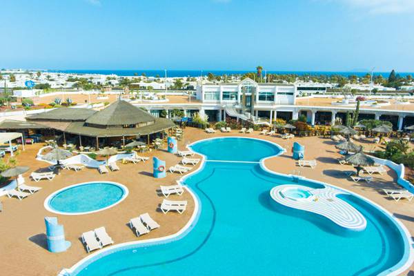 Piscina terraza alta Hotel HL Club Playa Blanca**** en Lanzarote