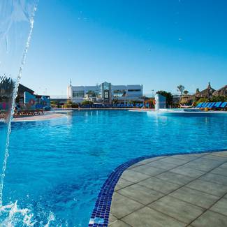 PISCINAS Hotel HL Club Playa Blanca**** en Lanzarote PISCINAS Hotel HL Club Playa Blanca**** en Lanzarote