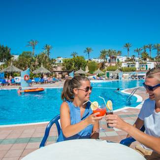 BAR PISCINA Hotel HL Club Playa Blanca**** en Lanzarote BAR PISCINA Hotel HL Club Playa Blanca**** en Lanzarote