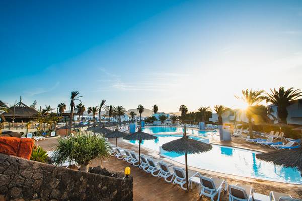 Piscina Hotel HL Paradise Island**** en Lanzarote Piscina Hotel HL Paradise Island**** en Lanzarote
